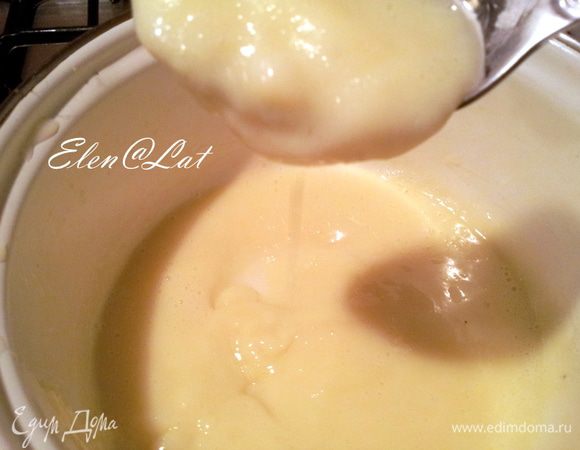 Варите до загустения, все время помешивая. Остудите.