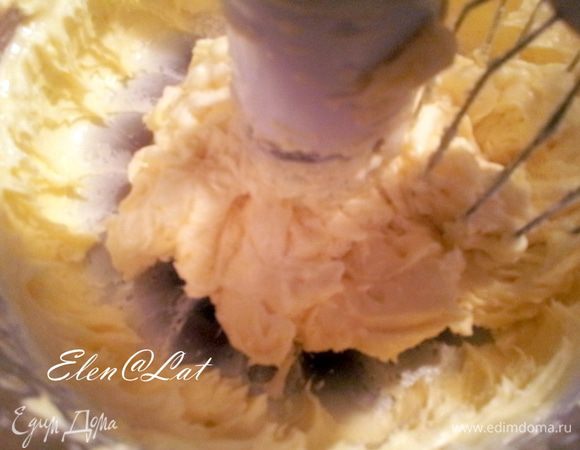 Размягченное сливочное масло взбейте и добавьте заварной крем, еще раз взбейте.