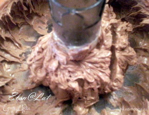 Добавьте какао и последний раз взбейте.