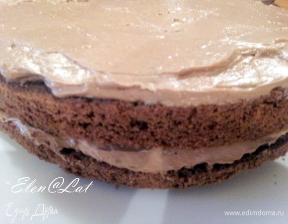 Приступим к сборке торта. Для этого крем разделите на две 2 части и промажьте 2 нижних коржа.