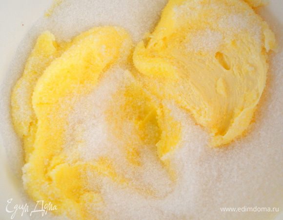 Сливочное масло комнатной температуры взбить миксером с сахаром, чтобы он полностью растворился.