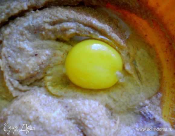 Утром приготовила миндальный крем. Смолола миндальную муку (миндаль с небольшим количеством сахара - в измельчителе). Добавила сахар (для сладкоежек рекомендую взять 150-200 г сахара), размягченное масло. Хорошенько размешала. И по одному, вбила яйца в эту массу. Она получилась однородной и пышной. 