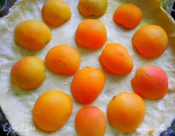 На основу разложить абрикосы, у меня пласт теста был достаточно тонким, и я не выпекала его предварительно в духовке, но всё же посоветую поставить корж (без абрикосов) минут на 5-10 в духовку, а затем уже заполнять его абрикосами и кремом. Я раскладывала срезом вниз, в следующий раз попробую срезом вверх. Залить кремом (на это у меня ушла половина крема). Сверху воткнула веточки розмарина, стараюсь использовать его где только можно.