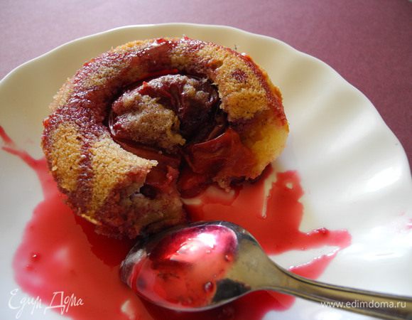 Очень вкусный пирог. Идет абсолютно со всеми ягодами. Из второй половины теста я сделала корзиночки с малиной, сливой и абрикосами, прекрасно получилось!