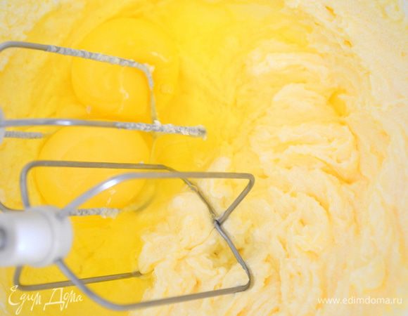 Затем добавить яйца и еще раз все как следует взбить.