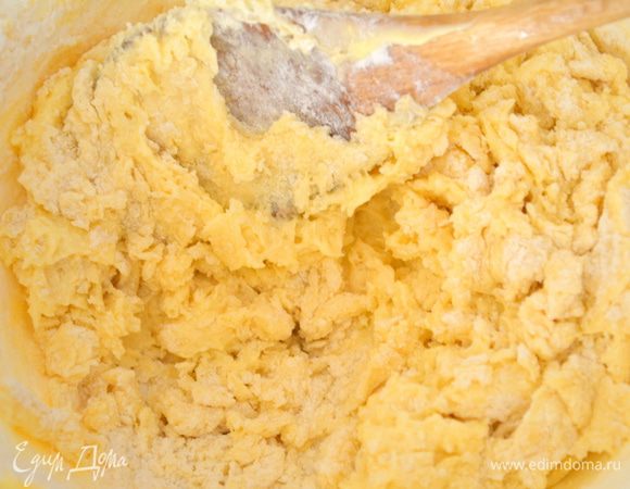 Всыпать просеянную муку частями и замесить нелипкое песочное тесто. Скатать его в шар, завернуть в пленку и отправить в холодильник на 30 минут. 