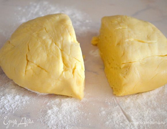 Охложденное тесто разделить на 2 части. 