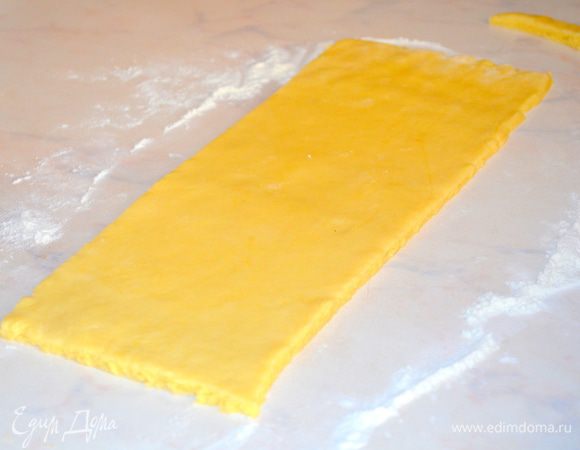 Каждый кусок теста раскатать в пласт толщиной 0,5 см. Шириной 10-12 см и по длине противеня.