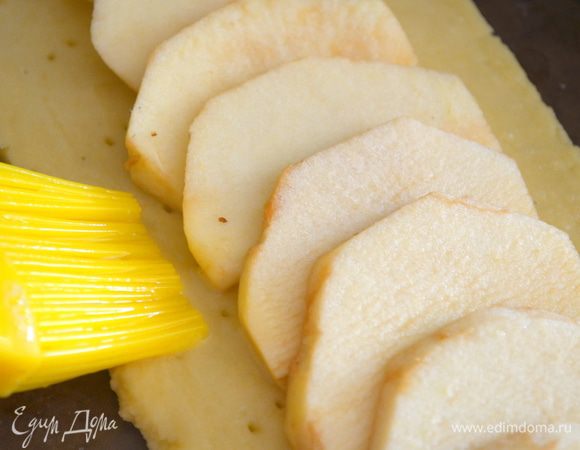 Края смазать яйцом. 