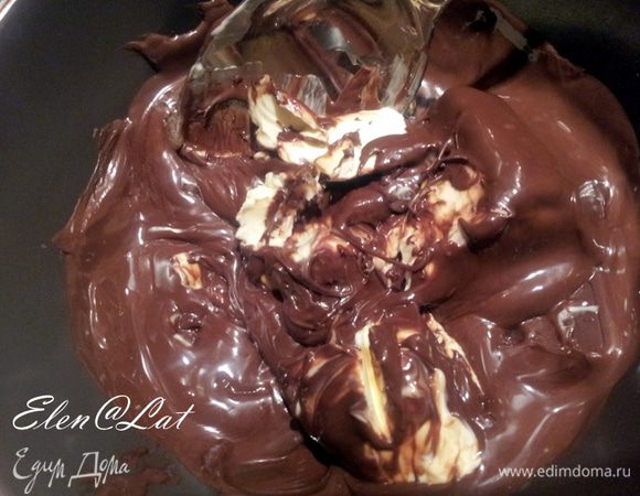 Затем приготовьте глазурь. Можно взять помадку и добавить в нее какао: http://www.edimdoma.ru/retsepty/42752-pomadka-dlya-glazirovki-pirozhnyh-pecheniy-tortikov. А можно проще: возьмите темный шоколад, растопите в микроволновке или на водяной бане, добавьте к нему сливочное масло, все хорошо перемешайте.