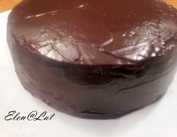 Обмажьте торт шоколадной глазурью. Поставьте в холодильник и дайте хорошо застыть. Торт готов. Украсить торт можно по желанию. Я оставила его просто шоколадным.