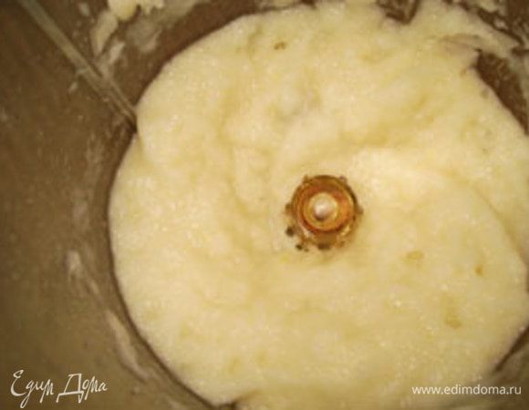 В блендере взбить до однородного состояния молоко, белый хлеб, лук, чеснок.Добавить соль, перец, манку, 1 яйцо.Все взбить.