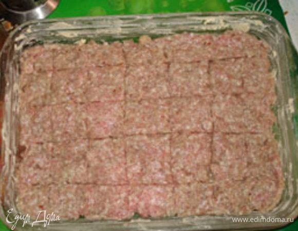 К мясному фаршу добавить луковую смесь. Все перемешать. Противень смазать маслом и выложить фарш слоем 1-2 см. Сверху тупой стороной ножа прочертить решетку, чтобы предохранить от растрескивания.