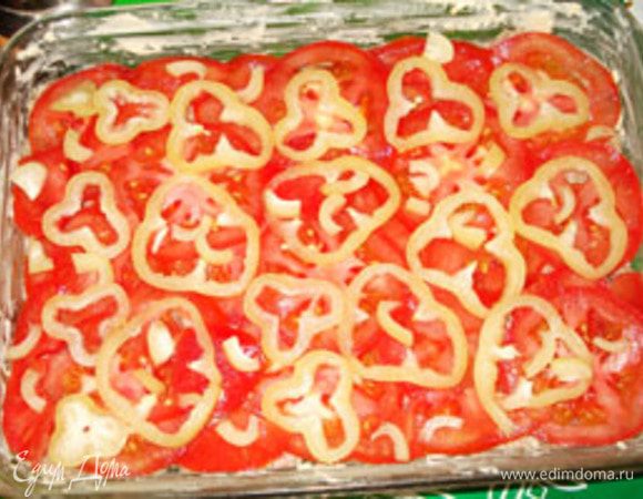 Сверху слой перца. Поставить в духовку на 40 минут до легкой корочки на мясе.