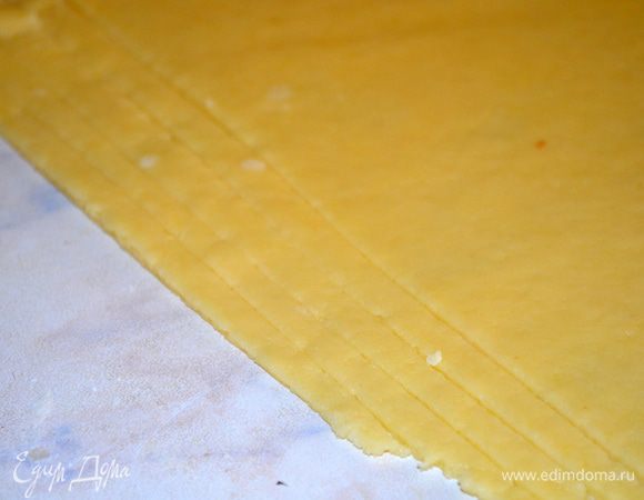 Из остатков теста сделать шар, раскатать его в тоненький пласт и нарезать на полоски. Можно пошире,а можно по уже...дело вкуса. У меня примерно 0,5 см. 