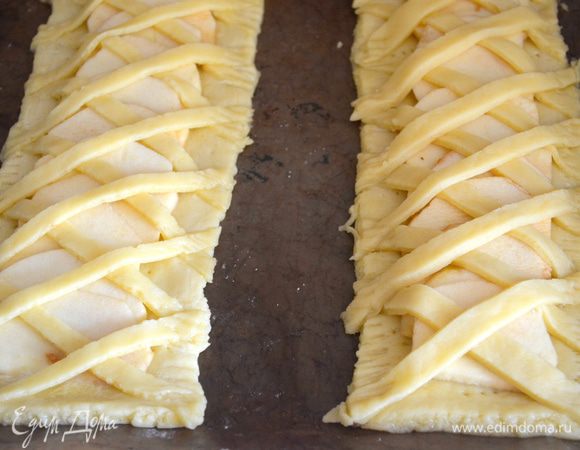затем уложить полоски крест на крест...тоже чтобы были на одинаковом расстоянии...
убрать все лишнее тесто, полоски как следует прижать к основе (я сделала это при помощи вилки)