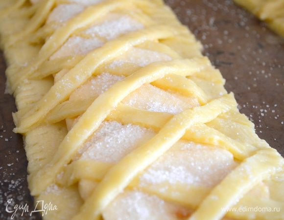 Смазать полоски яйцом и присыпать яблоки ванильным сахаром и корицей (я не стала делать ,но любители должны ОБЯЗАТЕЛЬНО)