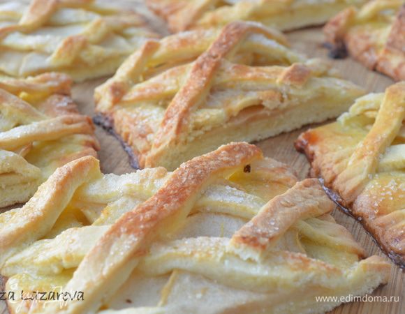 Выпекать 20 минут при температуре 200 градусов. Пока горячие сразу же нарезать на кусочки 7-8 см. 