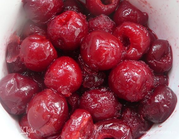 Вишню разморозить и слить сок