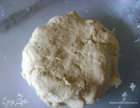 Дрожжи растворить в теплой воде, добавить соль, сахар, муку, масло и замесить тесто однородной консистенции. Накрыть полотенцем и оставить на час. 