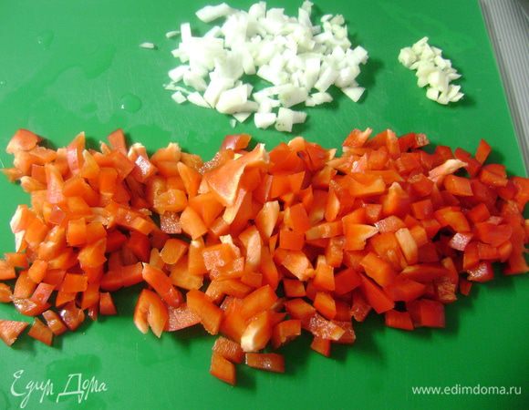 Чеснок раздавить и мелко нарезать. Лук и перец нарезать мелкими кубиками. 