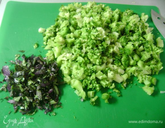 Брокколи нарезать мелкими кусочками, базилик мелко нашинковать. 