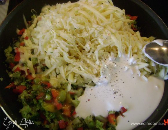 Снять сковороду с огня, вмешать в содержимое натертый сыр гауда, творог и половину натертого пармезана. Туда же вбить яйцо, поперчить, перемешать. накрыть крышкой и оставить. Если жить не можете без мяса, добавьте кусочки готового мяса или курицы.