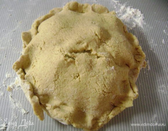 Тесто разделить на маленькие части, раскатать по 2 сразу, на одну положить начинку и закрыть сверху вторым раскатанным кружком, края защипить и придать форму лодочки. Если края плохо прилипают, смазать их водой. Выложить все лодочки на противень, выложенный пергаментной бумагой. Я делала из смеси кукурузной и цельнозерновой пшеничной муки, поэтому пирожки не пышные. Если делать из пшеничной высшего сорта. пирожки будут гораздо пышней.