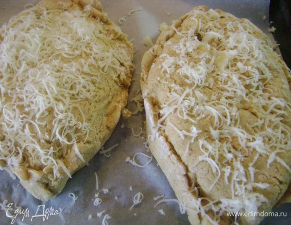 Поверхность смочить холодной водой, посыпать остаткам пармезана и кунжутом. Выпекать 20-25 мин в зависимости от размеров получившихся лодочек до золотистой корочки...
...приятного аппетита! 