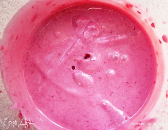 Добавить сгущенное молоко и хорошо перемешать.