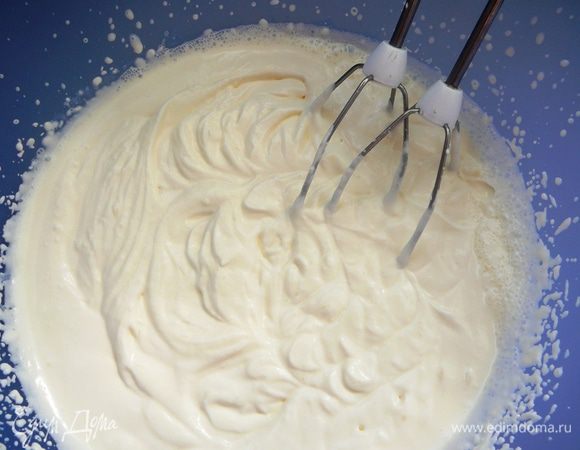 Сливки взбить в пышную пену...