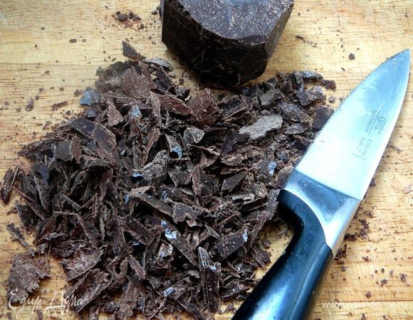 Сделать шоколадную стружку при помощи ножа.