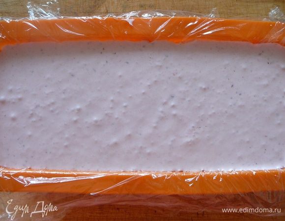 Соединить сливки и вишню со сгущенкой и хорошо все взбить в течение 10 минут. Всыпать шоколадную стружку. Перемешать... Форму для замораживания выстелить пищевой пленкой и вылить в нее сливочную смесь.