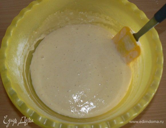 В теплом молоке развести сахар и дрожжи, добавить столько муки, чтоб тесто получилось как сметана, оставить на 20 мин.