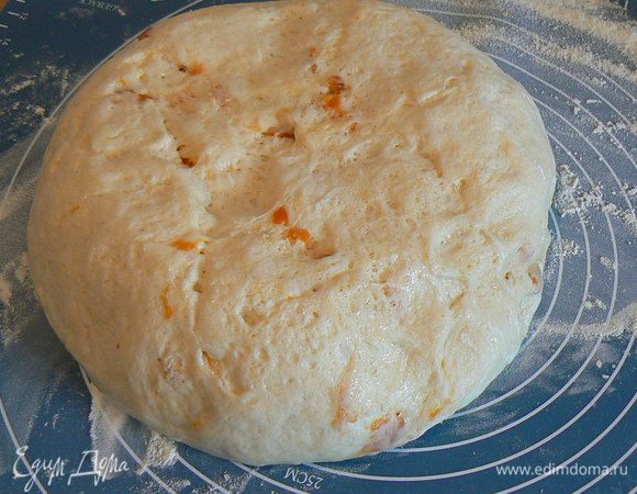 Переложить тесто в кастрюлю, смазанную растит. маслом, накрыть пищевой плёнкой и оставить до увеличения теста в 2,5 раза, где-то на 1 час.