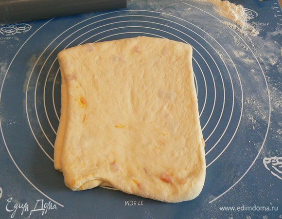 затем другую внахлест, пласт еще раз раскатать не сильно тонко, снова смазать маслом, а затем сложить.