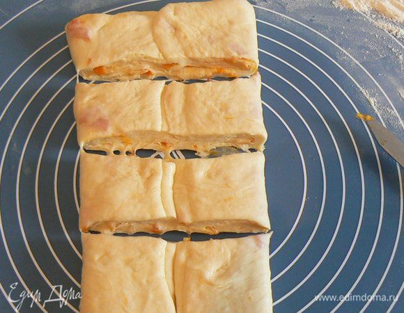 Получившуюся заготовку порезать на кусочки, каждый кусочек скрутить.