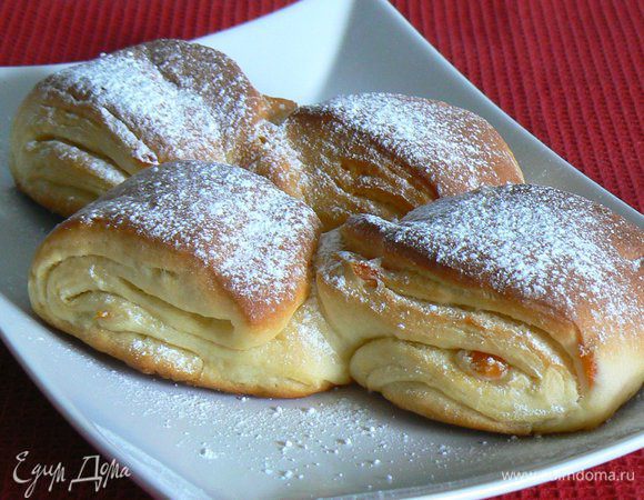 Духовку нагреть на 180-200 градусов, выпекать булочки до золотистого цвета. Остудить, посыпать сахарной пудрой.