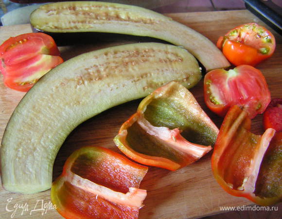 Овощи разрезать и посолить