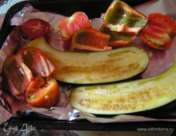 форму для запекания застелить фольгой, духовку разогреть до 200гр.
овощи смазать оливковым маслом поперчить и выложить в формую
Выпекать 40 минут