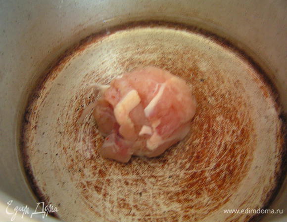 Тем временем курицу залить водой и поставить на огонь, варить около 30 минут на умеренном огне