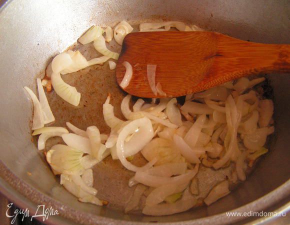 Лук нарезать произвольно и обжарить на масле 4-5 минут