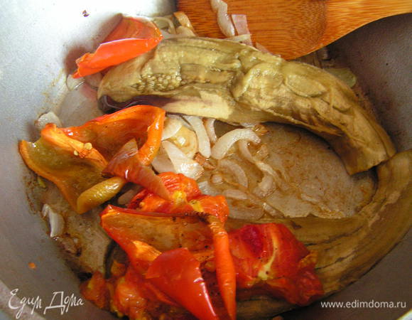 С овощей снять шкурку и выложить к луку 