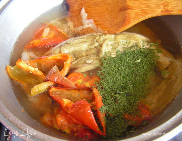 Влить бульон, посолить (если нужно), добавить эстрагон и тушить под крышкой 15-20 минут