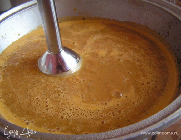 готовый суп измельчить в пюре погружным блендером  со сливками