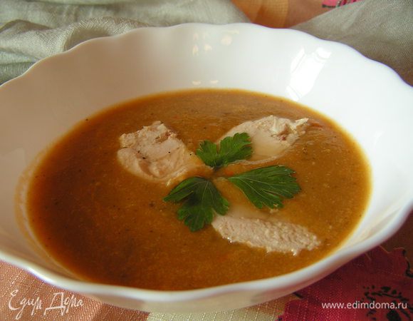 В каждую тарелку налить суп выложить несколько кусочков курицы и украсить петрушкой.
Лучше подавать чуть остывшим.
Приятного аппетита)