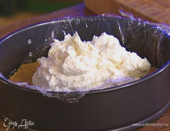 Вынуть охлажденный корж, выложить на него ровным слоем творожную начинку и отправить в холодильник минимум на 3 часа.