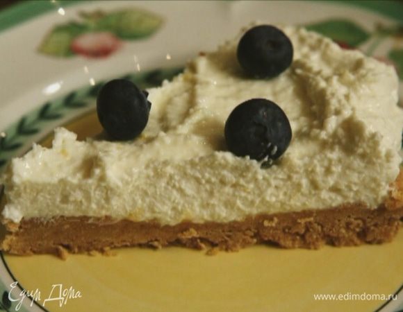 Снять пленку с охлажденного чизкейка, присыпать его сахарной пудрой и украсить ягодами.