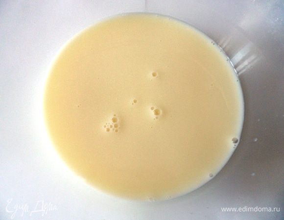 Для теста: налейте в чашку теплое молоко, добавьте соль и сахар, хорошо перемешайте. Вбейте яйцо, положите сливочное и растительное масло и снова перемешайте.