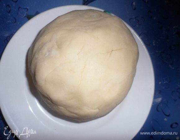 Добавьте оставшуюся муку и вымесите крутое эластичное тесто. Оно не должно прилипать к рукам. Тесто накройте салфеткой и поставьте его в теплое место для увеличения в объеме.